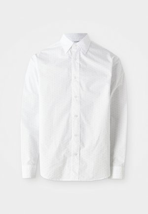 Camisa blanca de manga larga en algodón suave con un sutil patrón de puntos, cuello clásico, cierre de botones y puños redondeados.