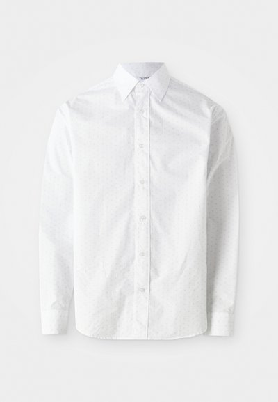 Camisa blanca de manga larga en algodón suave con un sutil patrón de puntos, cuello clásico, cierre de botones y puños redondeados.