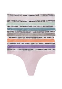 Seitsemän paria stringejä eri väreissä, joissa on valkoinen vyötärönauha, jossa on musta teksti "women's secret".