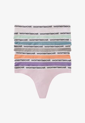 Siedem par stringów w różnych kolorach z białym pasem, na którym znajduje się tekst "women's secret" w kolorze czarnym.