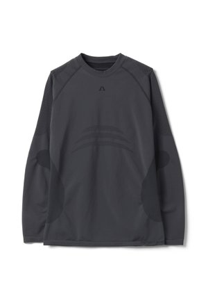 Camiseta deportiva de manga larga en gris oscuro con patrones texturizados en hombros, codos y pecho, con un pequeño logo cerca del escote.