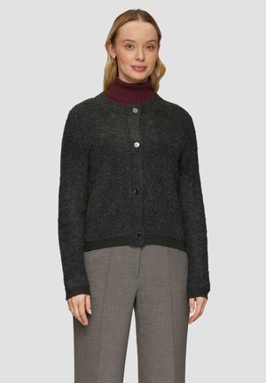 Getextureerde donkergrijze cardigan met een ronde hals, knoopsluiting en geribde manchetten. Draag het over een bordeauxrode coltrui, gecombineerd met grijze broeken.