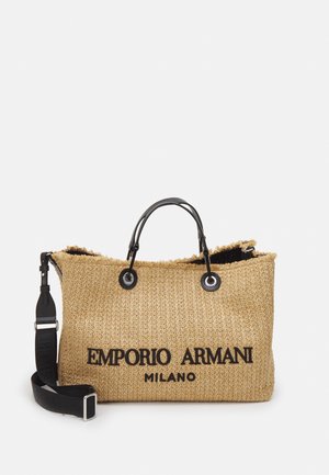 Sac cabas en paille tissée beige avec poignées en cuir noir et bandoulière, avec le logo "EMPORIO ARMANI MILANO" en lettres noires.