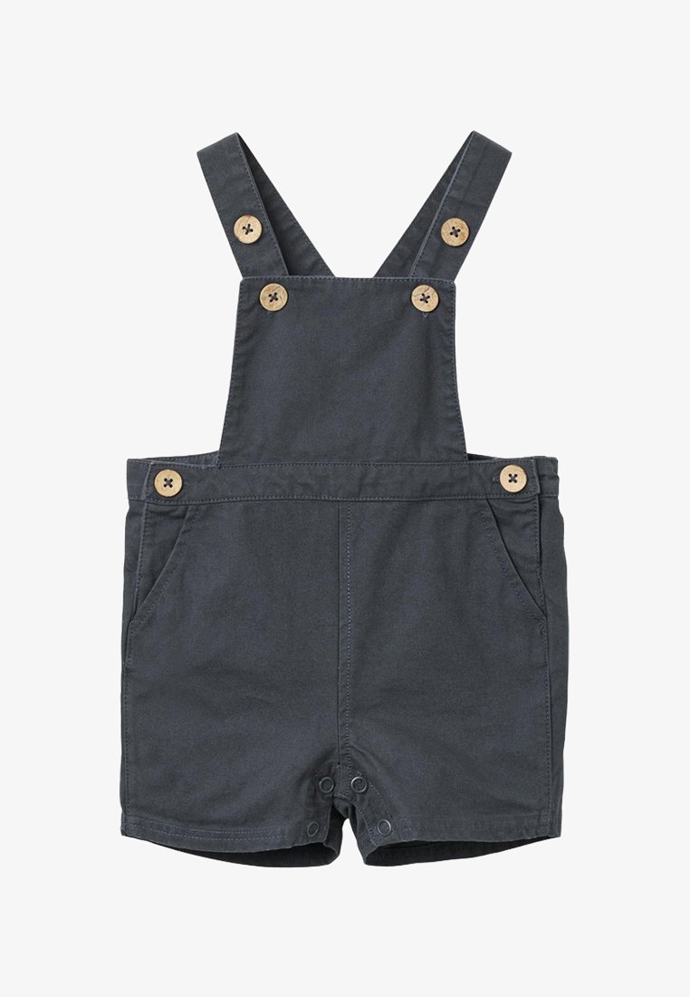 Ciemnoszare krótkie ogrodniczki dla małego dziecka z drewnianymi guzikami na ramiączkach i bokach, przednimi kieszeniami oraz zatrzaskami w kroku.