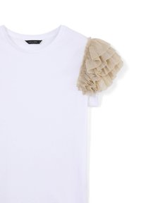 T-shirt bianco con un accento texturizzato e arricciato beige su una spalla. Tessuto liscio con scollatura rotonda e maniche corte.
