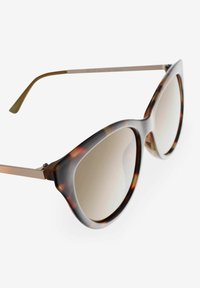 Next POLARISED CAT EYE - REGULAR FIT - Aurinkolasit - brown cream