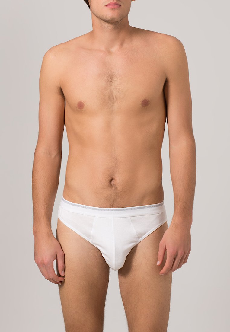 Witte katoenen slip met een nauwsluitende pasvorm, elastische tailleband met subtiele branding en een soepele textuur. Geen extra patronen of versieringen.