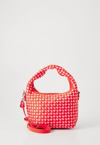 Flettet håndtaske i klar rød og hvid med en kraftig hank og aftagelig skulderrem; glat yderside med rektangulær form.