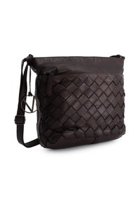 Gewebte dunkelbraune Leder-Umhängetasche mit verstellbarem Riemen, Reißverschlusstasche und runder Metallakzent. Glatte und strukturierte Oberfläche.