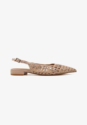 Beżowy, płaski but slingback z ostro zakończonym noskiem, z plecioną skórzaną cholewką i małą złotą klamrą na pasku wokół kostki.