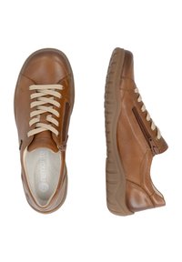 Paire de baskets en cuir marron avec lacets beiges, détail fermeture éclair latérale et semelles en caoutchouc camel, vues du dessus et de côté sur fond blanc.