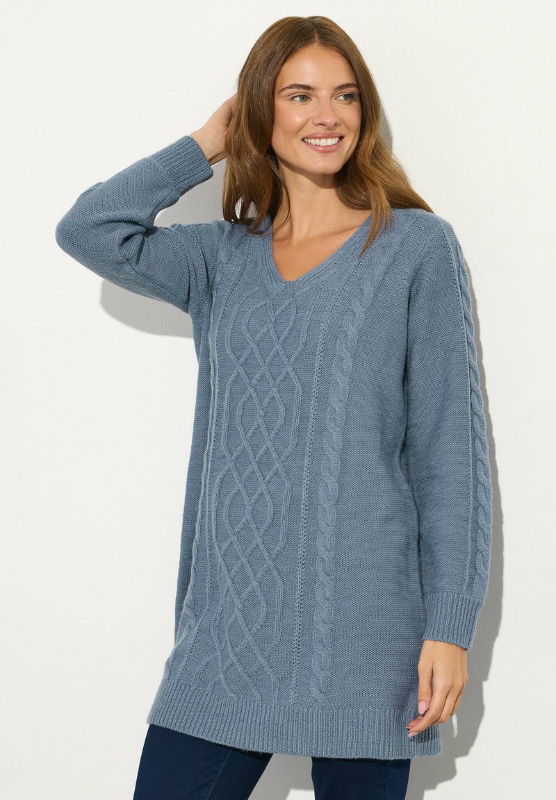 Blauer V-Ausschnitt-Pullover aus weichem Strick, mit einem Zopfmuster an der Vorderseite und gerippten Bündchen sowie Saum. Lange Ärmel und lässiger Schnitt.