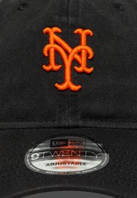 Μαύρο καπέλο μπέιζμπολ με πορτοκαλί κεντημένο λογότυπο "NY". Διαθέτει ρυθμιζόμενο λουράκι και ετικέτα "9TWENTY" στο εσωτερικό. Κατασκευασμένο από ανθεκτικό ύφασμα.