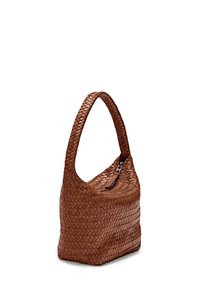 Geflochtene braune Lederhandtasche in einem lässigen Design, mit einem breiten, geschwungenen Griff und einem Reißverschlussverschluss oben. Markante Oberflächenstruktur.
