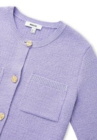 Lavendelfarbene Strickjacke mit Rundhalsausschnitt, zwei Fronttaschen und Knopfverschlüssen in goldfarbener Ausführung. Weicher Stoff mit gerippten Kanten.
