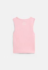 Rózsaszín, ujjatlan, bordás anyagból készült felső; a hát felső részén világos színnel a "Love Juicy" felirat található. Egyszerű és testhezálló fazon.