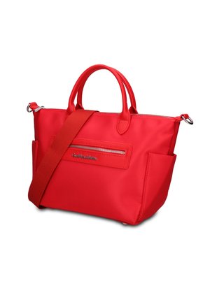 Rode grote handtas met dubbele handvatten, afneembare schouderriem, voorvak met ritssluiting en zijvakken, getoond op witte achtergrond.
