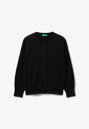 Czarny sweter zapinany na guziki z długimi rękawami oraz żeberkowym okrągłym dekoltem, mankietami i dołem, ułożony na płasko na białym tle.