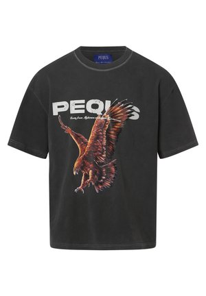 Camiseta negra de algodón con un gran gráfico de águila en rojo y marrón, con la palabra "PEQUS" impresa en blanco encima del diseño.