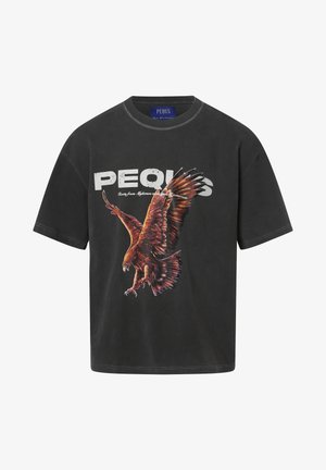 Maglietta nera in cotone con una grande grafica di un'aquila in rosso e marrone, con la scritta "PEQUS" stampata in bianco sopra il disegno.
