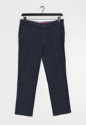 Dunkel marineblaue, gerade geschnittene Hose mit seitlichen Taschen und Knopfverschluss, aufgehängt an einem schwarzen Kleiderbügel vor weißem Hintergrund.