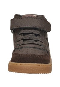 Bruine suede en synthetische high-top sneakers met een gevoerde kraag, veters en klittenbandsluitingen, en een rubberen gum zool.