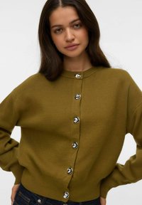 Oliwkowy zielony kardigan z miękkiego dzianiny, z okrągłym dekoltem i dużymi srebrnymi guzikami z przodu. Prążkowane mankiety i dół.