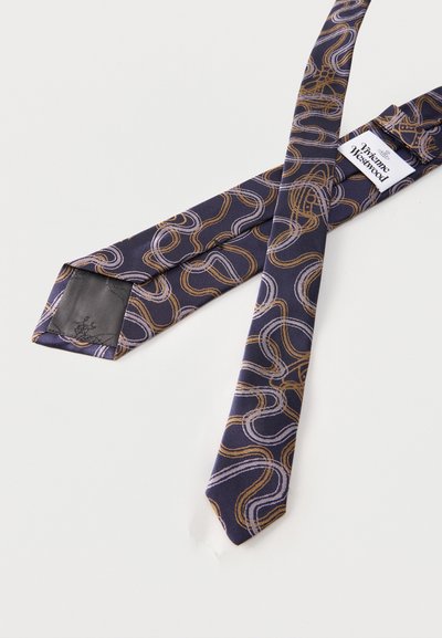 Μεταξωτή γραβάτα με ναυτικό μπλε βάση και αφηρημένες κυματοειδείς γραμμές σε λεβάντα και μουσταρδί, με ετικέτα Vivienne Westwood στο εσωτερικό.