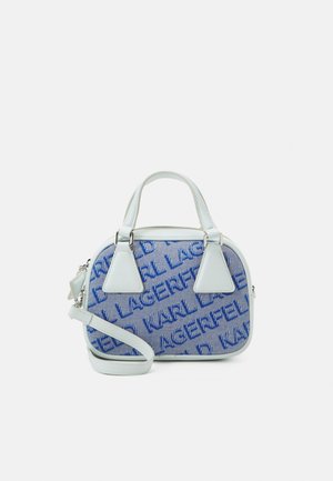 Petit sac à main rectangulaire en tissu bleu avec texte répétitif "KARL LAGERFELD" en bleu foncé, poignées en cuir blanc, bordure et bandoulière amovible.
