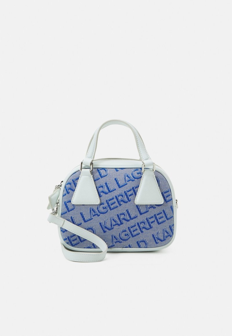 Petit sac à main rectangulaire en tissu bleu avec texte répétitif "KARL LAGERFELD" en bleu foncé, poignées en cuir blanc, bordure et bandoulière amovible.