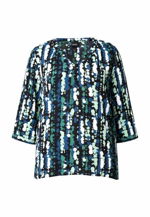 Blusa stampata con maniche a tre quarti, caratterizzata da una base nera e motivi astratti in tonalità di verde, blu e bianco. Design a V.