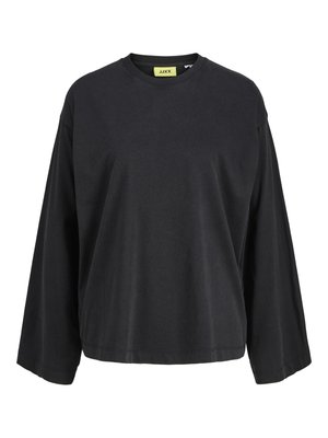 Svart oversized langermet T-skjorte laget av bomull. Har rund hals og en etikett i klar gul ved kragen. Enkel, uformell design.