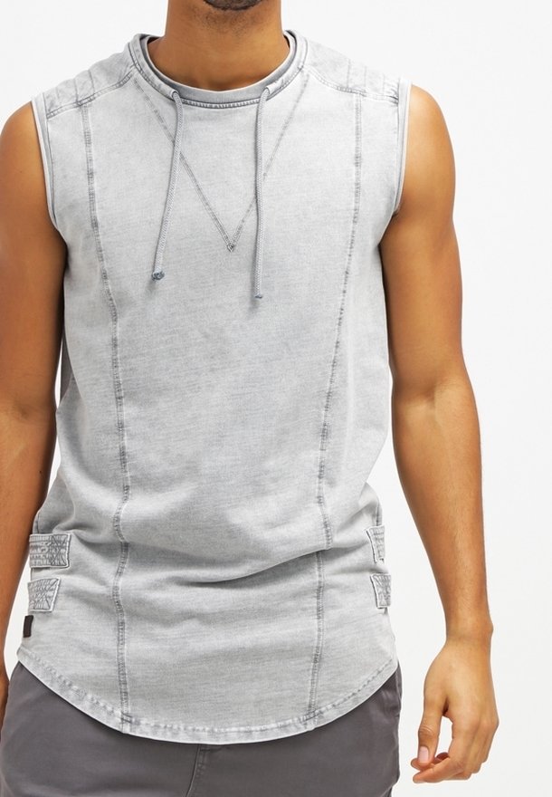 Top in denim grigio senza maniche con cappuccio regolabile, caratterizzato da cuciture a contrasto, spacco laterale e toppe texture vicino all'orlo.