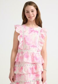 Różowa sukienka warstwowa z falbaniastymi rękawami, koronkowym wykończeniem i haftem w kwiaty. Materiał ma wzór tie-dye w różnych odcieniach różu.