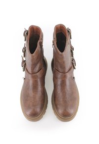 Botas de cuero marrón hasta el tobillo con puntera redondeada, cremallera lateral y correas decorativas en los laterales exteriores. Suela de goma gruesa.