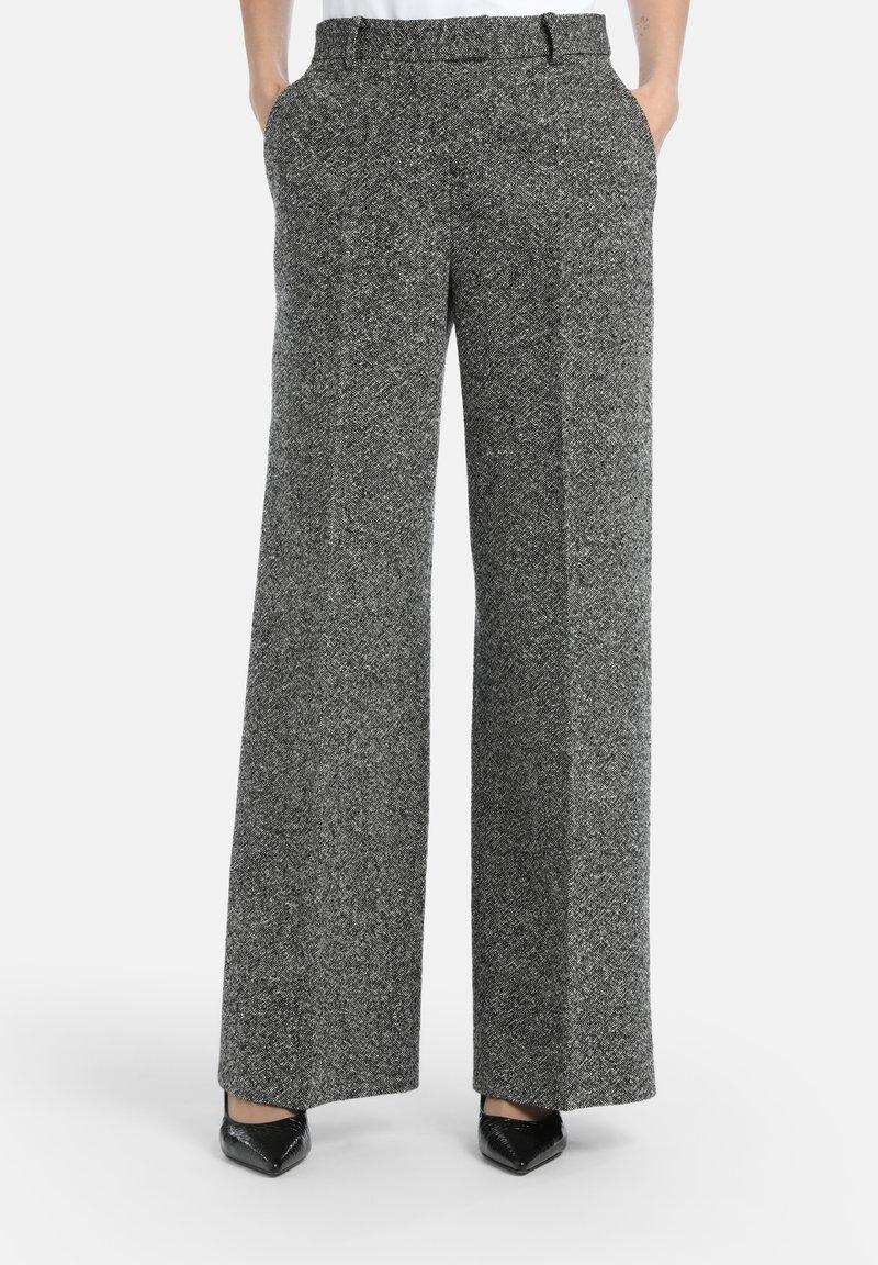 Hlače širokih nogavica u teksturiranom crno-bijelom houndstooth uzorku, s visokim strukom, bočnim džepovima i opuštenim krojem.
