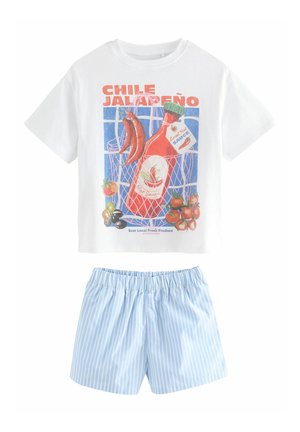 Vit bomull t-shirt med färggrafik av het sås och blå randiga shorts med elastisk midja. Avslappnad tvådelad outfitt.