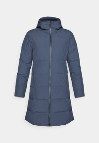 Marineblauwe gewatteerde lange winterjas met capuchon en ritssluiting aan de voorkant, ontworpen voor warmte en buitengebruik.