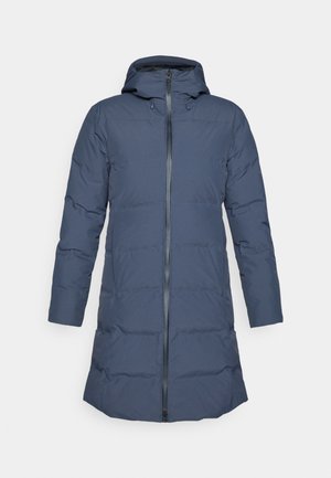 Marineblauwe gewatteerde lange winterjas met capuchon en ritssluiting aan de voorkant, ontworpen voor warmte en buitengebruik.
