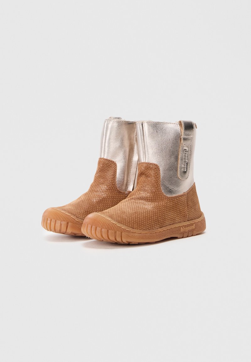 Hüftlange, braun strukturierte Stiefel mit einer metallic-silbernen Oberseite, gummierter Sohle und einer Schlaufe an der Rückseite. Verfügt über ein gewebtes Muster im unteren Bereich.