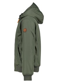 Olivově zelená kapucňová bunda z hladké, voděodolné látky; má žebrované lemy rukávů, logo na rukávu a kapuci se stahovací šňůrkou.
