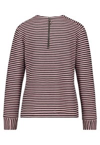 Langärmliges Oberteil mit einem Reißverschluss auf der Rückseite, hergestellt aus einem strukturierten Stoff mit abwechselnd schwarzen und rosa horizontalen Streifen.
