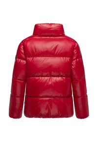 Chaqueta acolchada roja y brillante con cuello alto, patrón de acolchado horizontal y mangas largas. Presenta una silueta estilizada.