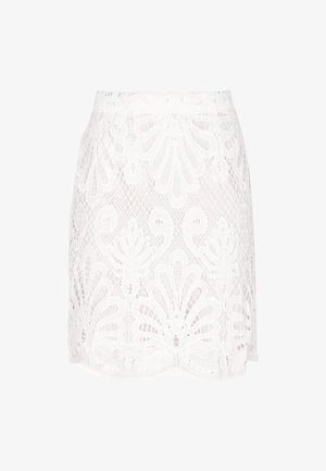 Witte kanten rok met bloemenpatronen, een aansluitend ontwerp en een geschulpte zoom. De stof is semi-transparant en textuur.