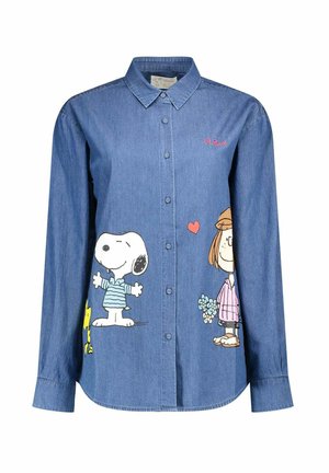 Chemise bleue boutonnée avec Snoopy et une fille dessin animé tenant des fleurs, un petit cœur rouge au-dessus d'eux et du texte brodé sur la poitrine.