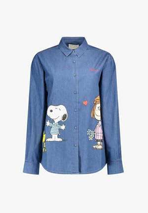 Chemise bleue boutonnée avec Snoopy et une fille dessin animé tenant des fleurs, un petit cœur rouge au-dessus d'eux et du texte brodé sur la poitrine.