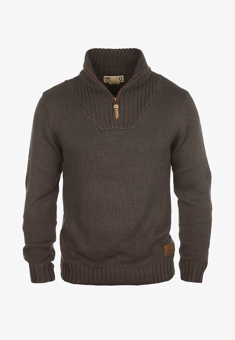 Pull homme tricoté gris foncé avec col montant côtelé et demi-fermeture éclair, poignets et ourlet côtelés, écusson en cuir de la marque sur le bas.