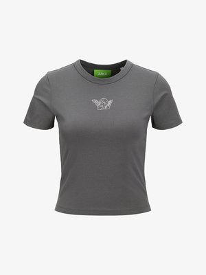 Camiseta gris de manga corta hecha de algodón, con un diseño ajustado y un pequeño gráfico de un ángel blanco en el pecho. Etiqueta de la marca en verde visible.