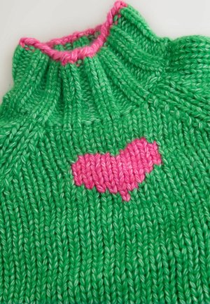 Grün gestricktes Kleidungsstück mit hohem Kragen, das ein pinkfarbenes Herzmuster auf der Vorderseite aufweist. Die Textur ist gerippt und grob, mit kontrastierenden Farben.