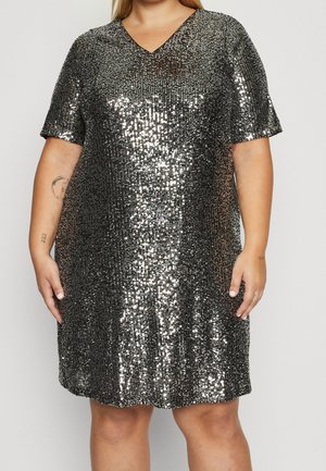 Robe à manches courtes et encolure en V recouverte de sequins noirs réfléchissants. Coupe ample avec un ourlet arrondi, présentant une texture lisse et une surface scintillante.
